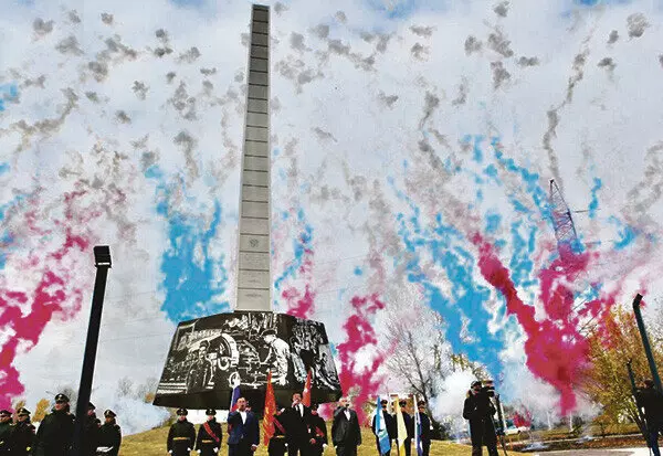 В Иркутске построена стела Город трудовой доблести