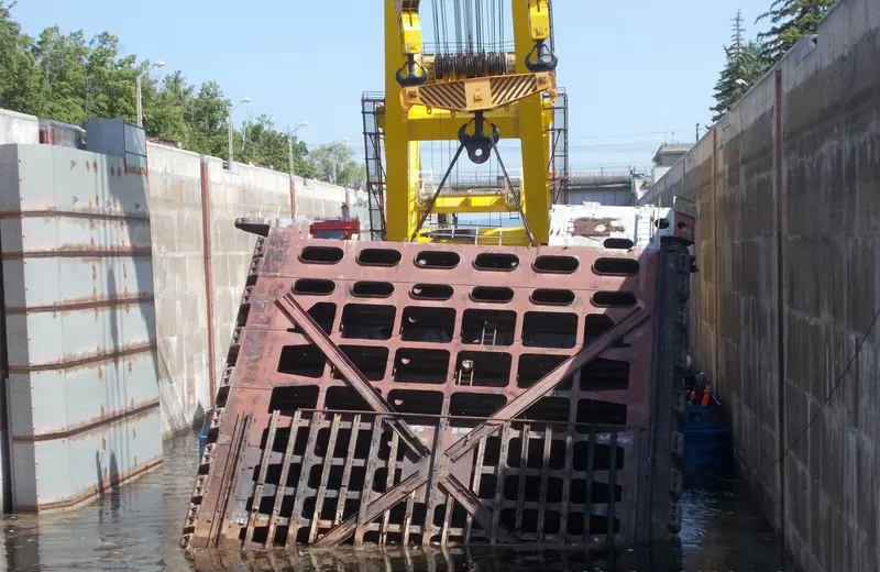 №1 для новости «Фотофакты: Плавкран Могучий завершил операции по замене ворот двух шлюзов Жигулевского гидроузла»