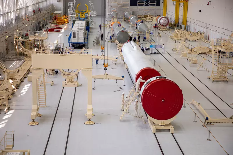На космодроме Восточный в ходе комплексных испытаний собирают ракету Ангара НЖ