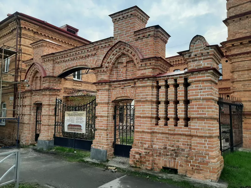 Здание мужской гимназии (фото автора)