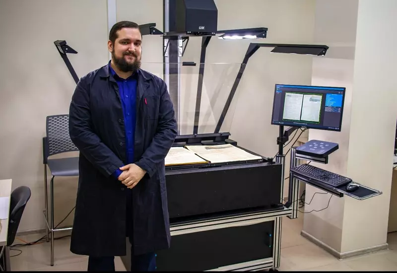 В архиве Сургута ведут оцифровку на новейшем планетарном сканере