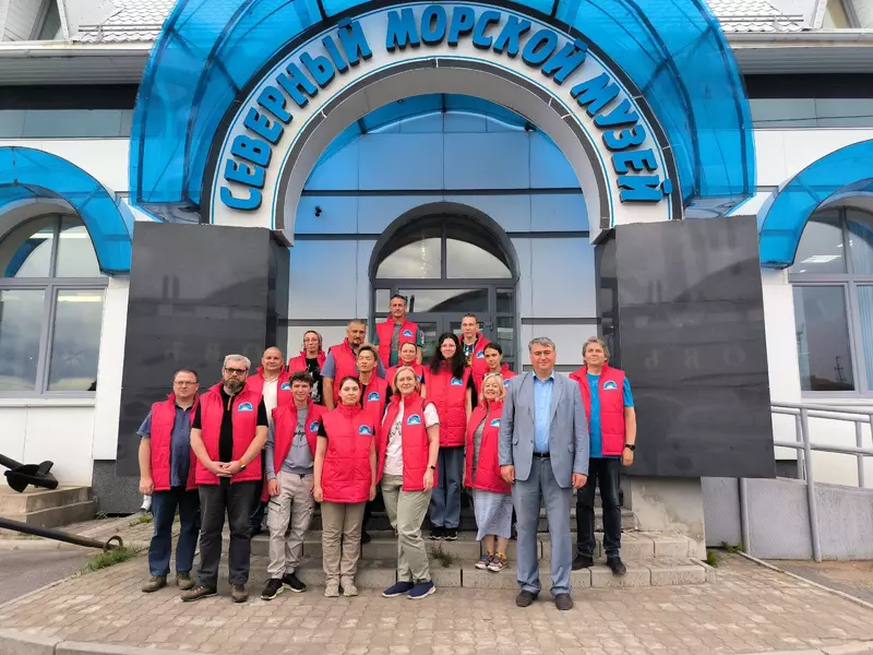 Иллюстрация #2 для новости «судоходство: НЭС Михаил Сомов вышел во второй рейс по обеспечению полярных станций Росгидромета в Арктике»