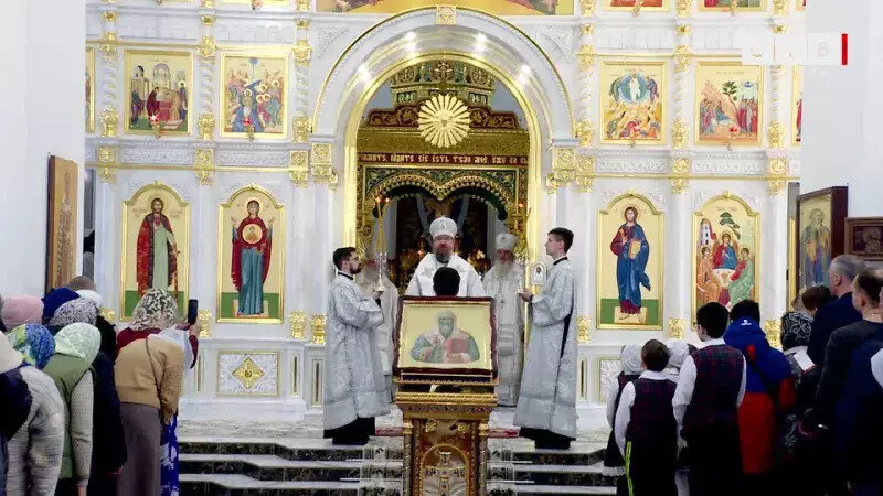 Фото #7 для «общество: В Бузулуке прошла церемония освящения Свято Троицкого кафедрального собора»