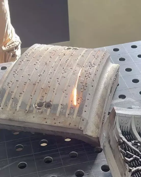 Иллюстрация №2 для «лазер: Тонкость работы лазерной очистки на примере пресс формы для автомобильной покрышки»