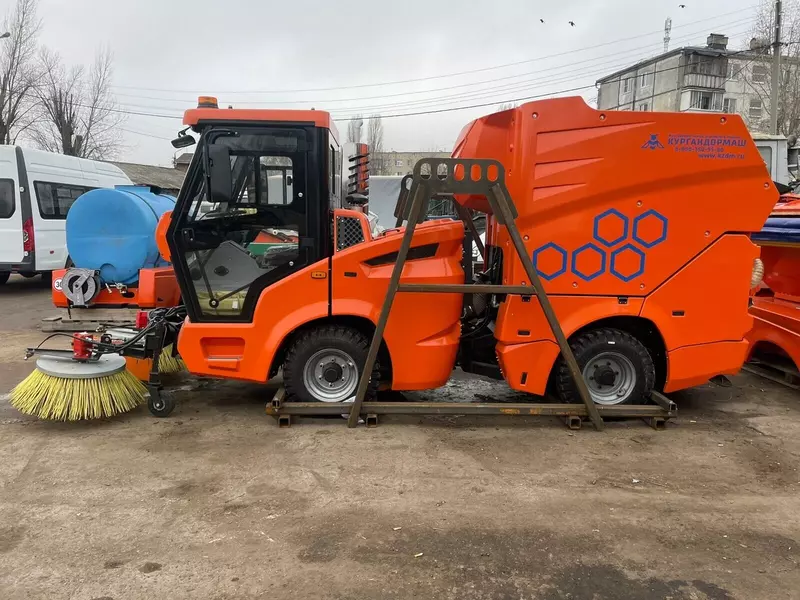 В Тольятти показали новую спецтехнику для очистки улиц