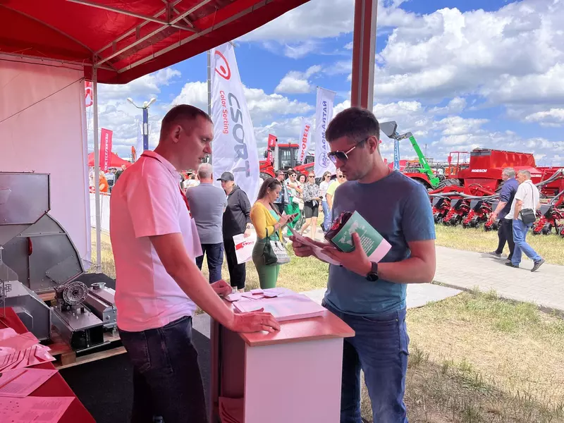 Иллюстрация №4 для поста «Савинков: Сортировка семян на фотосепараторах СиСорт заинтересовала гостей Дня сибирского поля»