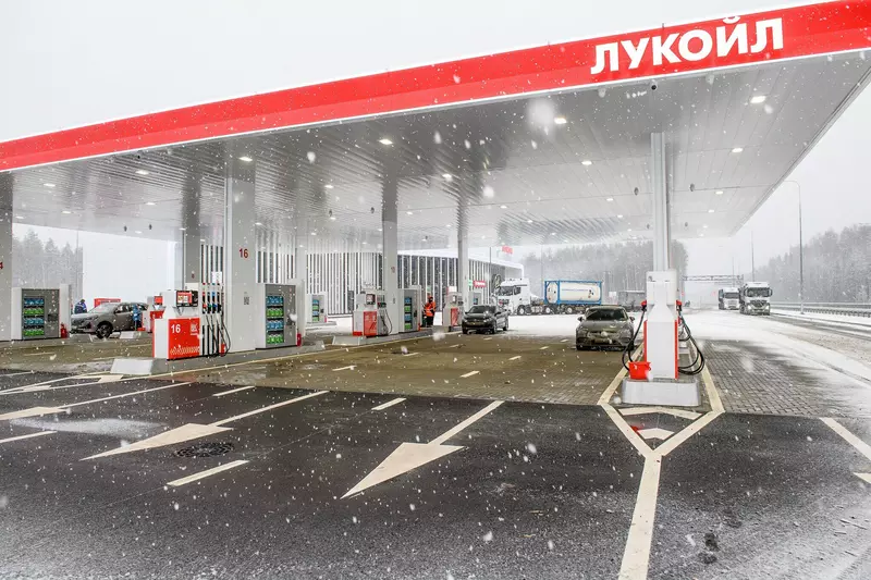 Картинка #2 для статьи «Лукойл: На автотрассе М 11 Нева открыли многофункциональные заправочные комплексы»