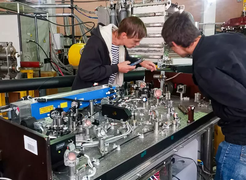 Процесс настройки дисперсионного интерферометра для токамака Глобус-М2. Фото предоставлено С. Иваненко.