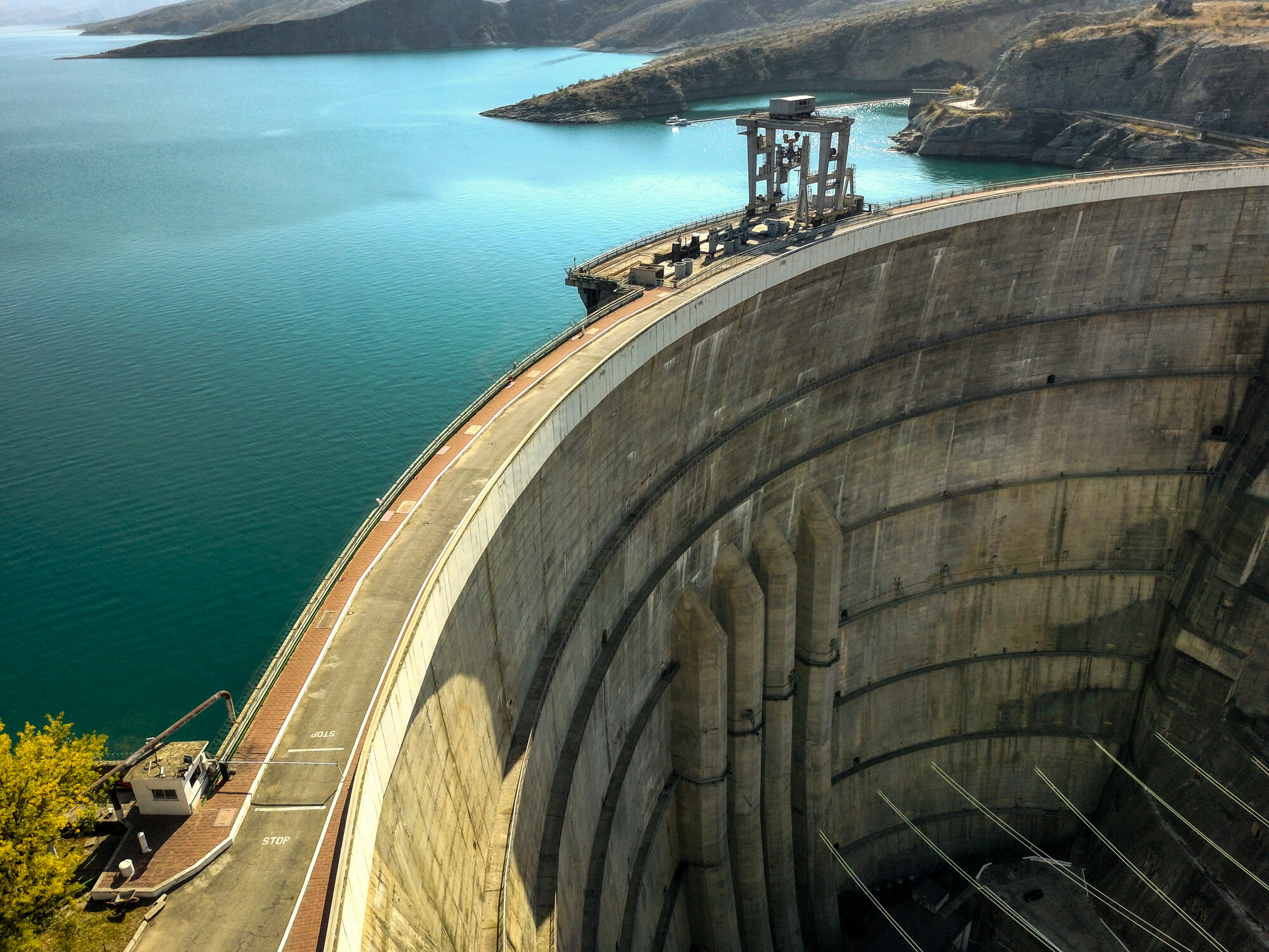 В каком районе самая крупная гэс. Чиркейская ГЭС В Дагестане. Чиркейская ГЭС Сулакский каньон. Чиркейская ГЭС дамба. Дагестан ГЭС Сулакский каньон.
