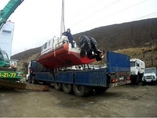 Катер заступил на дежурство в Охотском море на Колыме