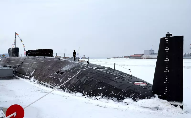 Картинка №3 для новости «корабль проекта 885М: На атомных подводных крейсерах Император Александр и Красноярск подняты военно морские флаги»