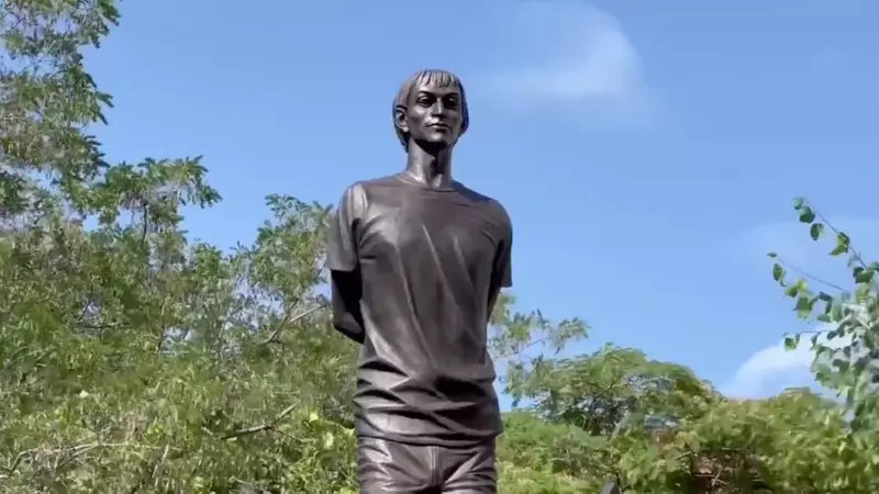 Памятник Герою России Магомеду Нурбагандову открыли в Махачкале