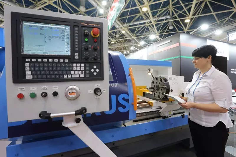 Иллюстрация #3 для «Белоруссия: Союзный станок шагает по России и Белоруссии»