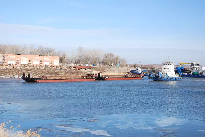 2 для поста «Стройлидерплюс: На СЗ Стройлидерплюс спущены на воду 2 шаланды проекта 1 для Казахстана»