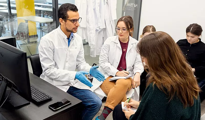 Вирус ищут в четыре руки