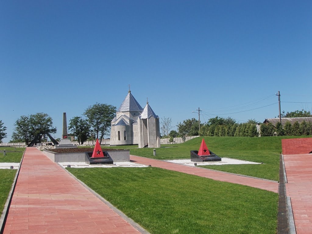 Село мирное. Мемориал в Мирном Симферополь. Мемориал в Мирном Симферопольский район. Село красное Симферопольского района мемориал сквер. Мемориал в селе мирное Симферопольского района.