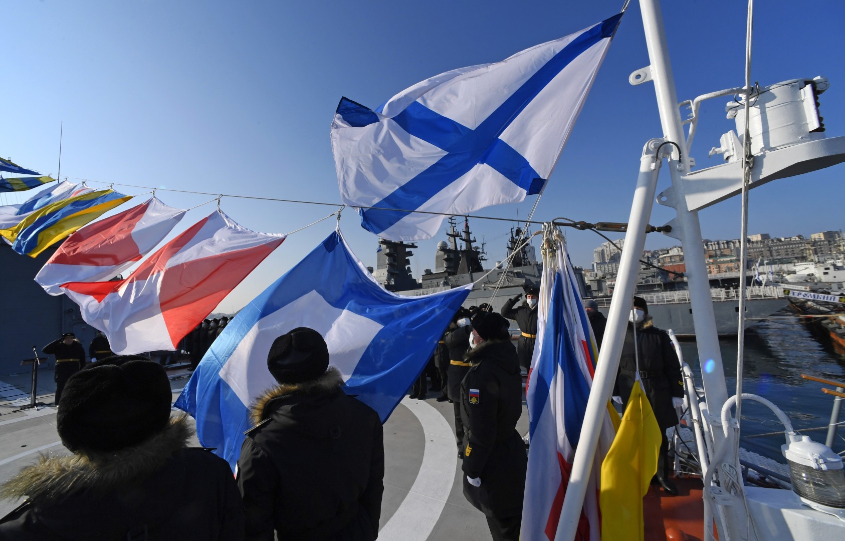 Подъем военно морского флага. Подъем флага. Морской флаг России фото. Поднятие флага России Владивосток. Годовщина поднятия флага на корабле.