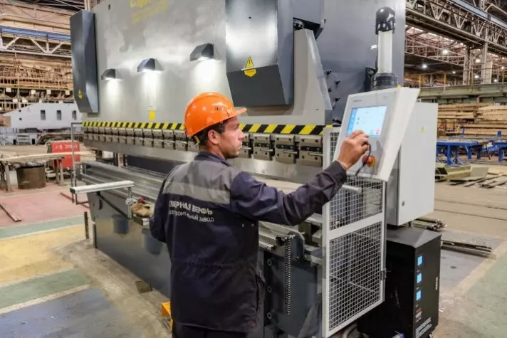 На заводе "Северная верфь" запущен новый кромкогибочный пресс