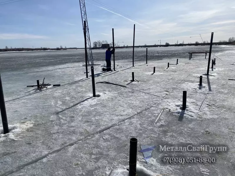 Монтаж винтовых свай для пирса зимой