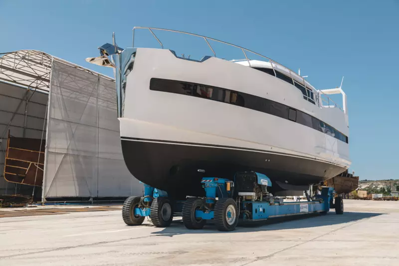 Фото #2 для «Popilov Yachts: На верфи спущена на воду первая серийная яхта проекта 14»