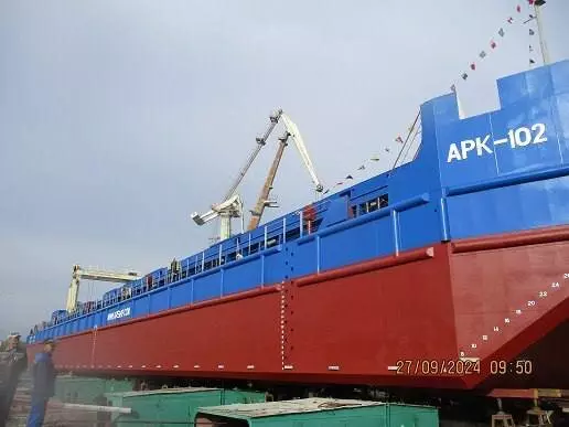 На СЗ Костромская верфь спущена на воду баржа проекта АРК100 АРК 102