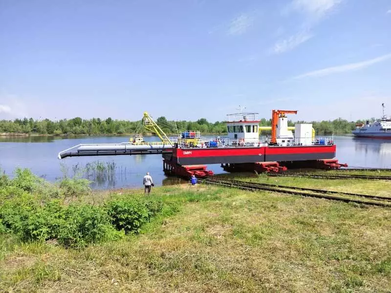 На Омском ССРЗ спущен на воду земснаряд Омич проекта 66