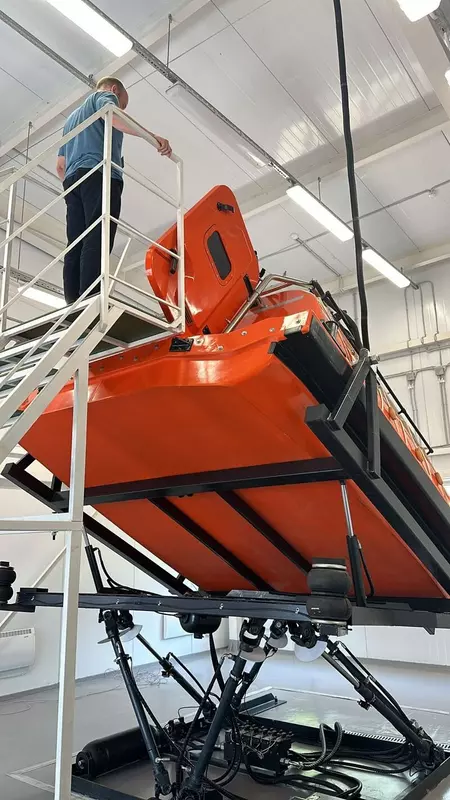 Иллюстрация №2 для публикации «Санкт-Петербург: В Санкт Петербурге введен первый в мире полномасштабный тренажер свободно падающей шлюпки»