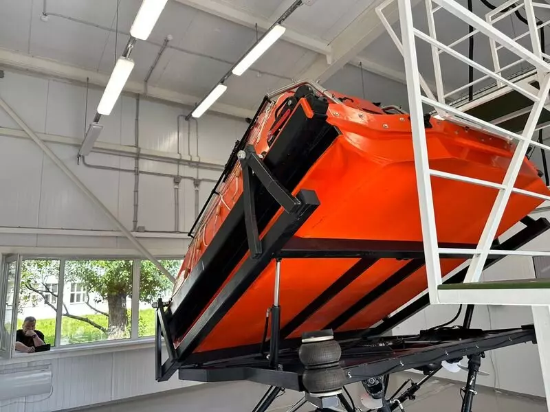 3 для поста «ГУМРФ: В Санкт Петербурге введен первый в мире полномасштабный тренажер свободно падающей шлюпки»