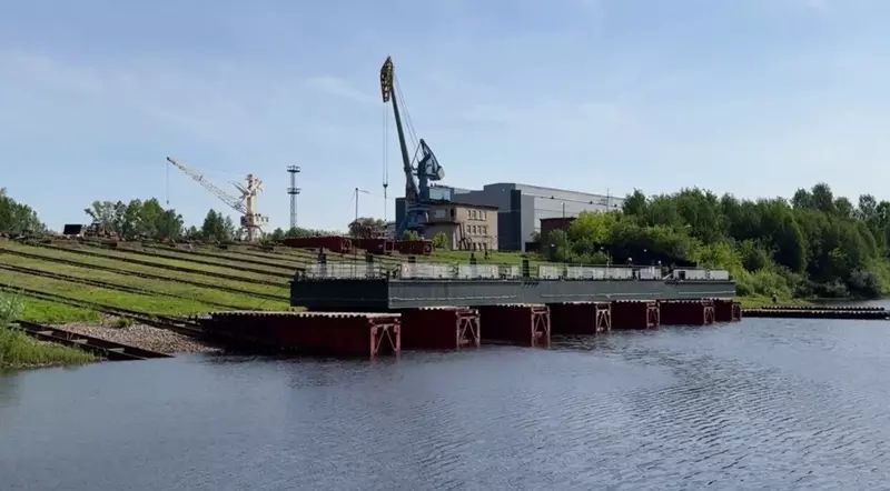 На СЗ Пермская судоверфь спущен на воду плавпричал для города Соликамск