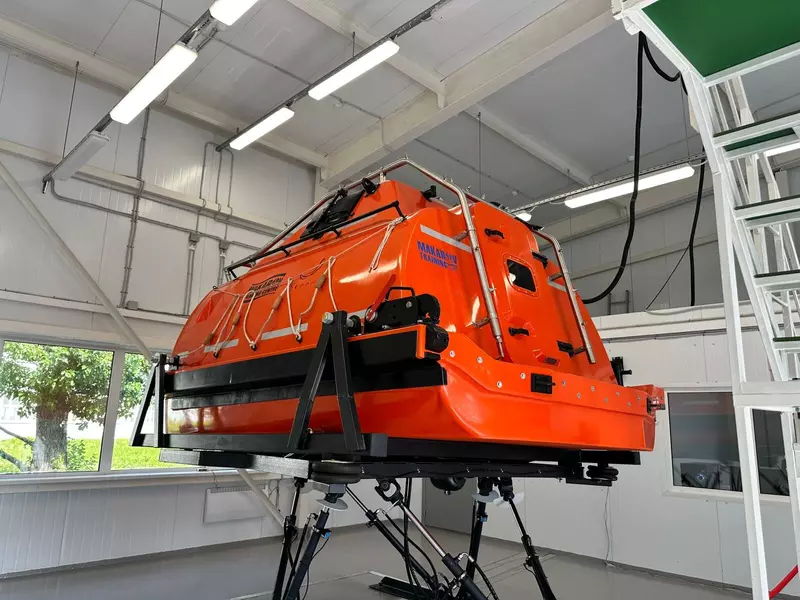 В Санкт Петербурге введен первый в мире полномасштабный тренажер свободно падающей шлюпки