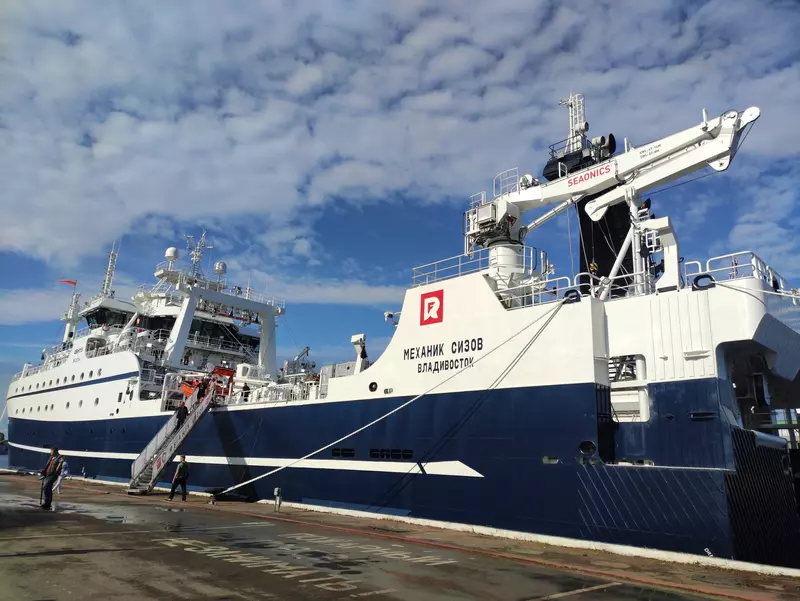 На БМРТ Механик Сизов проекта СТ 192 поднят государственный флаг