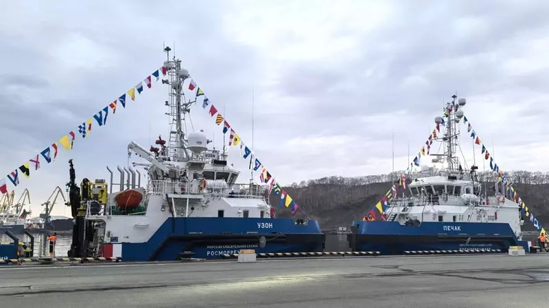 На буксирах Печак и Узон проекта 025 подняли Государственные флаги России