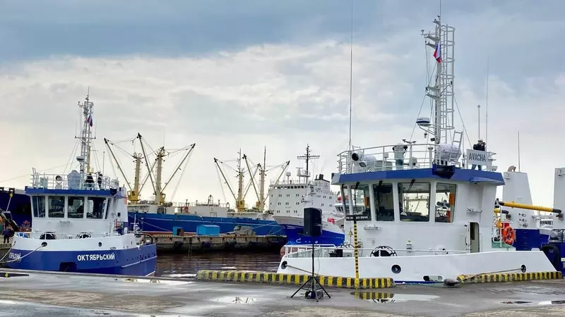 Подняты государственные флаги на двух рыболовных сейнерах проекта 04130 Авача и Октябрьский
