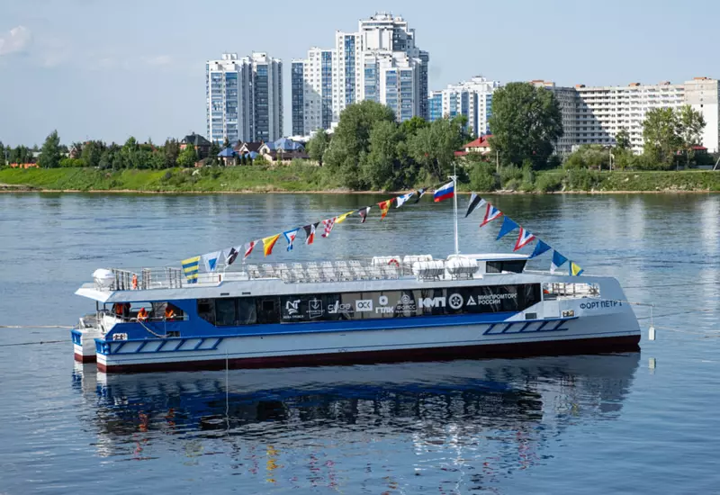 На СНСЗ спустили на воду пассажирский катамаран Форт Петр Первый проекта 04580