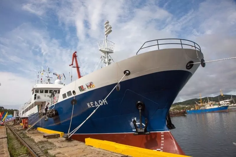 Картинка #2 для поста «Хабаровский судостроительный завод: На краболовном судне Кедон проекта 03141 поднят государственный флаг»