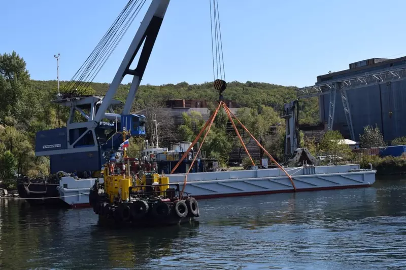 На СЗ Восточная верфь спущен на воду плавучий причал ПМ 61М1