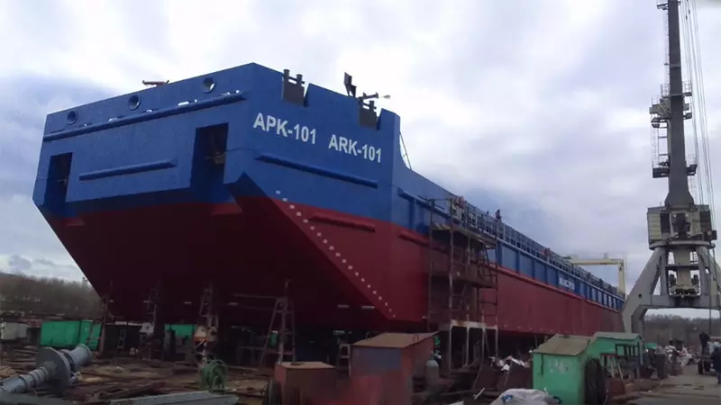 На Костромской верфи спущена на воду трюмная баржа Р 101 проекта АРК100