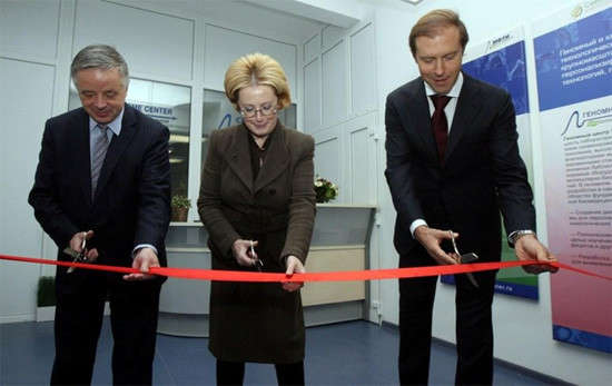 Торжественное открытие Геномного центра. На фото (слева направо): Н.Н. Кудрявцев, В.И. Скворцова, Д.В. Мантуров