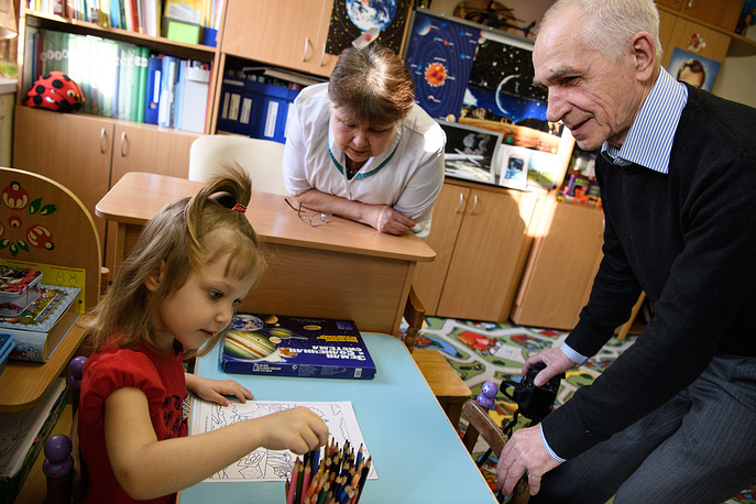 Руководитель детского сада Василий Щибриков с воспитанницей