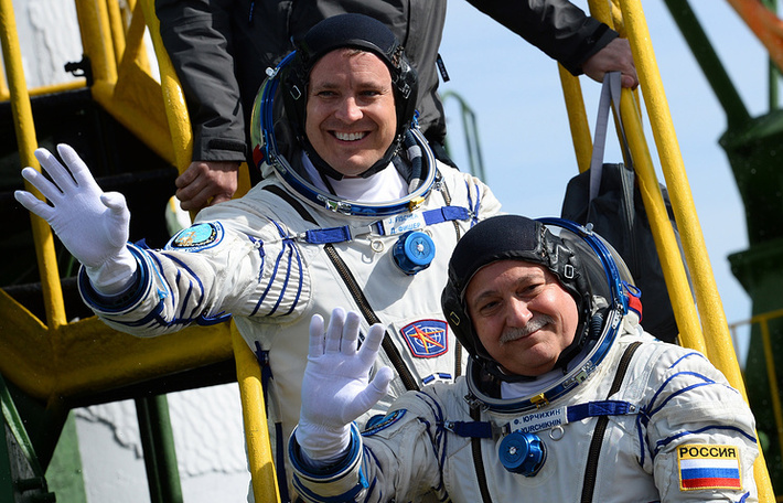 Члены основного экипажа экспедиции на Международную космическую станцию космонавт Роскосмоса Федор Юрчихин (на первом плане) и астронавт НАСА Джек Фишер