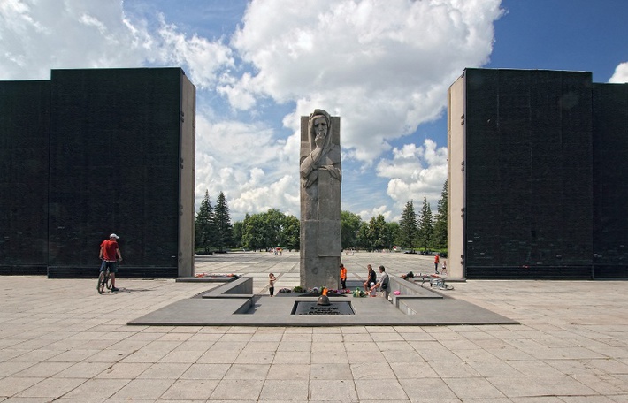 Монументу Славы воинов-сибиряков в Новосибирске