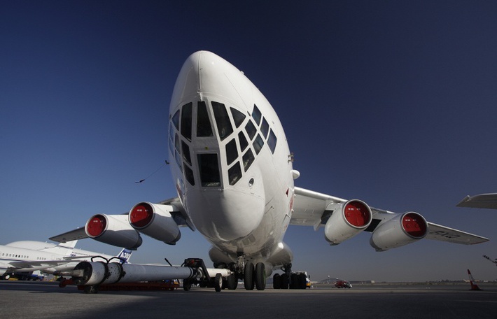 16.11.2009 ОАЭ. Дубай. 16 ноября. Военно-транспортный самолет Ил-76 представлен на международном авиационно-космическом салоне Dubai Airshow-2009
