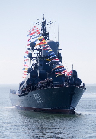 Малый ракетный корабль "Ливень" во время генеральной репетиции военно-морского парада в честь 70-летия Победы
