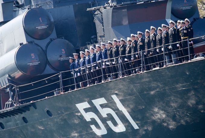 Военнослужащие Балтийского флота на малом ракетном корабле "Ливень"