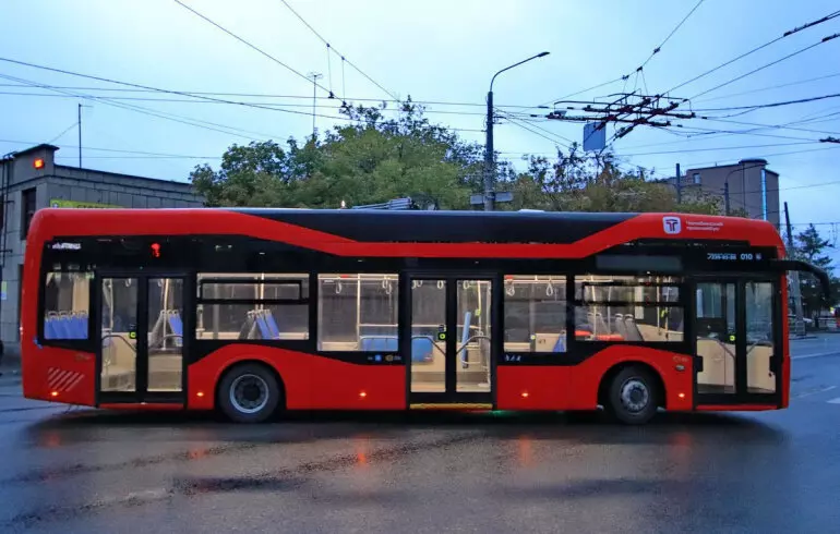 Картинка #1 для поста «Транспорт: В Челябинске 18 новых красных троллейбусов вышли на маршрут»