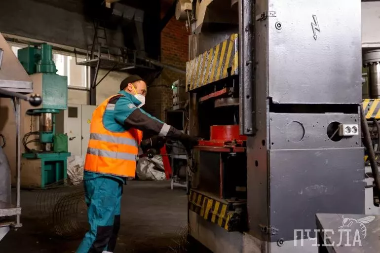 Изображение №4 для поста «переработка отходов: Мусор в дело как в Челябинске из пластиковых бутылок делают плитку люки и скамейки»