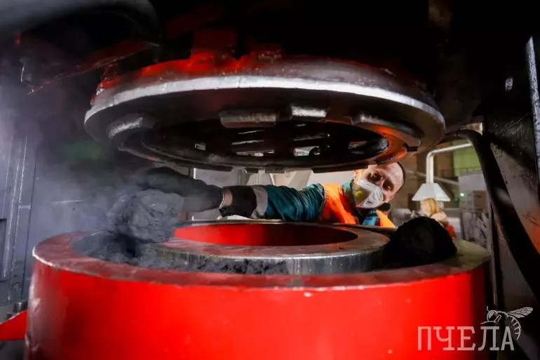 Картинка №5 для публикации «Мусор в дело как в Челябинске из пластиковых бутылок делают плитку люки и скамейки»