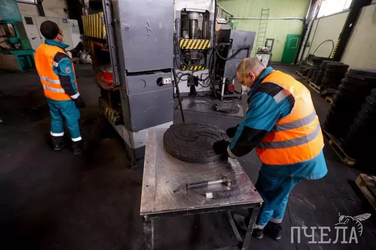 Картинка 6 для статьи «Мусор в дело как в Челябинске из пластиковых бутылок делают плитку люки и скамейки»