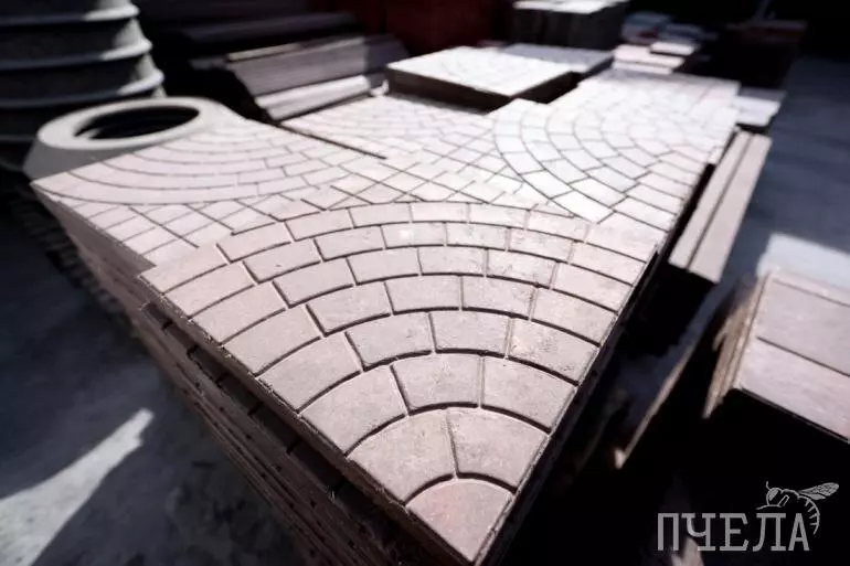 Иллюстрация #9 для поста «Мусор в дело как в Челябинске из пластиковых бутылок делают плитку люки и скамейки»