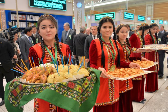 Туркменистан как живут люди. Жизнь в Туркмении. Праздник урожая в Туркменистане. Туркменистан сейчас. Русские в Туркмении.